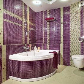 Jubin ungu pada dinding bilik mandi