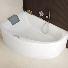 Hvitt badekar med tykke vegger