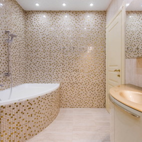Fina keramiska plattor i badrummet