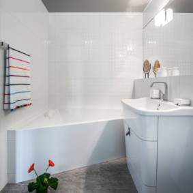 Design koupelny s šedým stropem