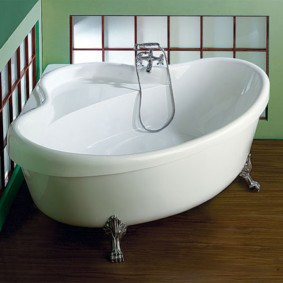 Compact bathtub na may upuan para sa kumportableng pag-upo