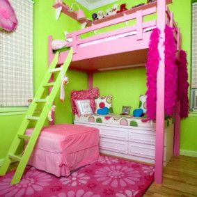 Pink floor mat sa nursery