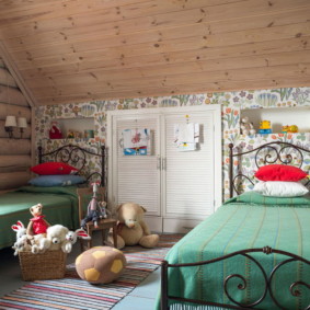 Zöld ágytakarók a fém ágyakon