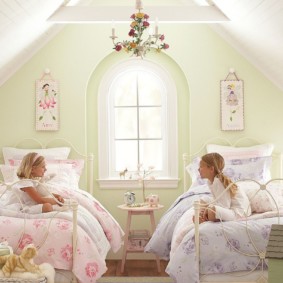 Copii fericiți în dormitorul lor