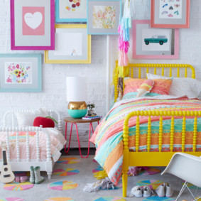 Bērnu gultiņa ar dzeltenu rāmi