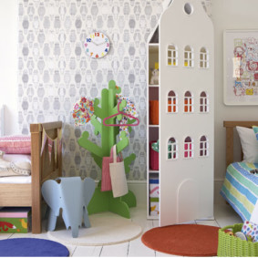 Game house as a space divider in the nursery