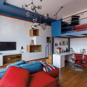 Červeno-modrý modulární nábytek