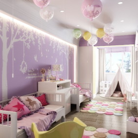 Baloane sub tavanul unei camere pentru copii