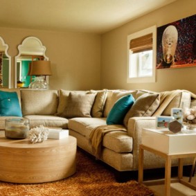 Zona de ședere confortabilă în sufragerie cu o canapea