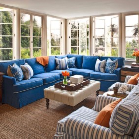 Kék kanapé egy üvegezett teraszon