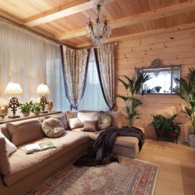 Fából készült ház hangulatos nappalival