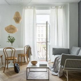 Houten stoelen aan de keukentafel