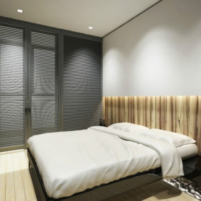 Modern yatak odasında çift kişilik yatak