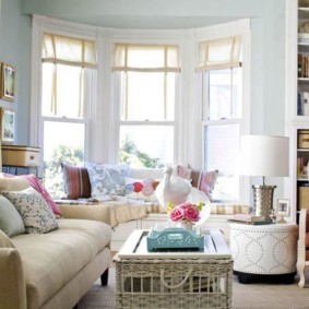 Kényelmes ülősarok egy modern ház nappali szobájában