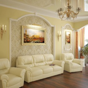 Glezna klasiskās viesistabas interjerā