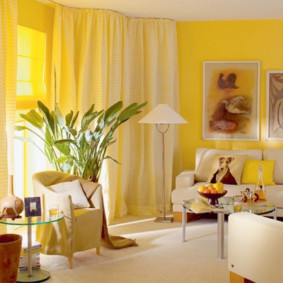 Dzeltenā krāsa viesistabas interjerā