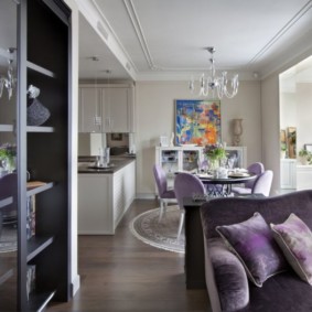 Violetas krāsas apdare viesistabas virtuvē