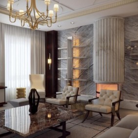 Dzīvojamās istabas sienas saskaras ar dabīgu marmoru