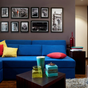 Almohadas brillantes en un sofá azul
