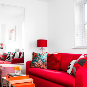 Piros kanapé fehér szobában