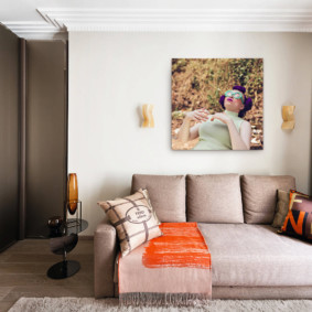 Bruna gardiner i ett rum med en hopfällbar soffa