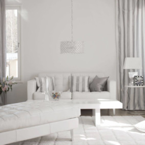 Randiga gardiner i ett rum med en soffa