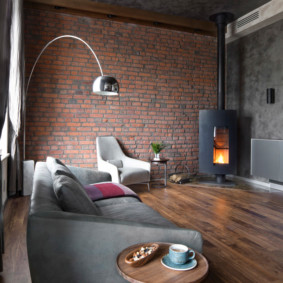 Cheminée en métal dans un salon de style loft