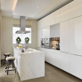 Parlak bir mutfakta beyaz mobilya