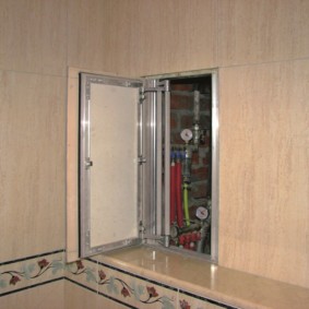 Mueble de baño oculto con puerta avellanada