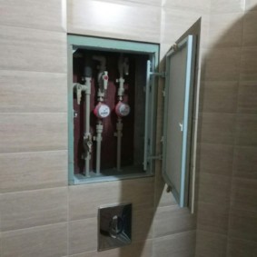 Koldt og varmt vandmålere inde i toilet niche