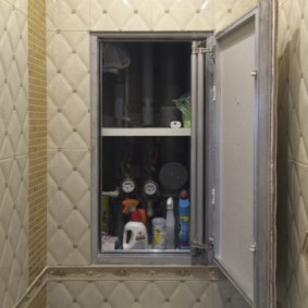 Convenients prestatges dins d’un armari ocult
