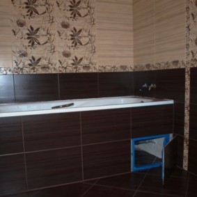 Azulejo marrón en el baño de Jruschov