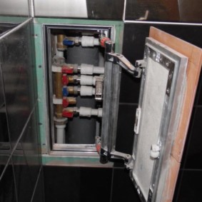Klempnerarbeitkommunikationen in einer Badezimmerwandnische