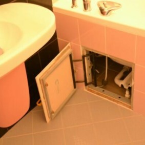 Colocación diagonal de azulejos en el piso del baño