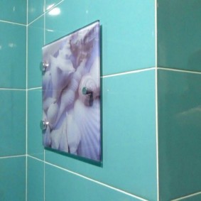 Horní poklop s fotografickým potiskem na stěně koupelny