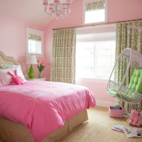 Pătură roz pe patul unei fete