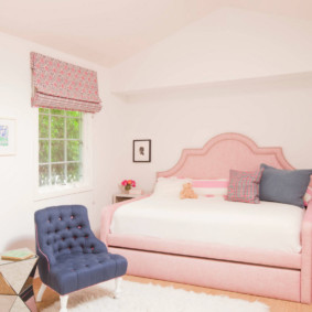 Sklopivi kauč s ružičastom presvlakom
