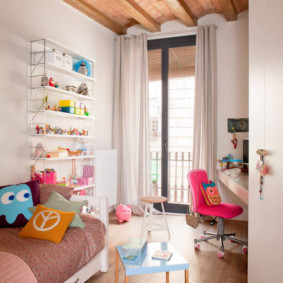Cameră pentru copii mici, cu ușă spre balcon