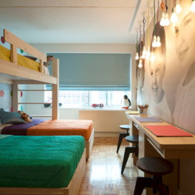 Mobilier din lemn într-o cameră pentru trei copii