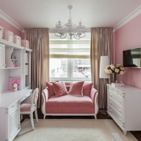 Canapea roz în camera celei mai mici fiice