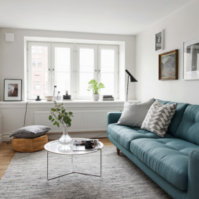 Ablak függöny nélkül egy skandináv stílusú nappali szobában