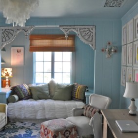 Kék falak egy fából készült ház szobájában