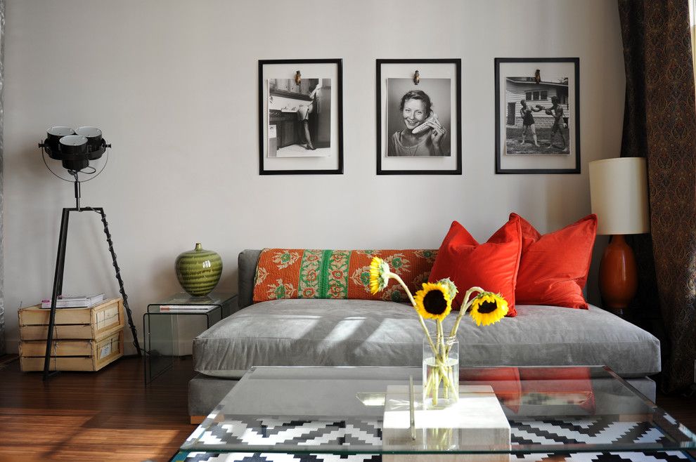 Marcs de fotos monocromes sobre el sofà
