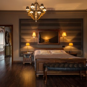 Нощно осветление на спалня с дървено легло