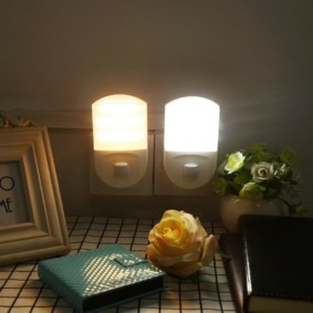 Kompaktne noćne svjetiljke u utičnicama na zidu spavaće sobe