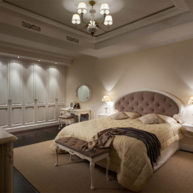 Klassisk seng med ovalt hodegjerde