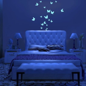 Glödande fjärilar på sovrumsväggen