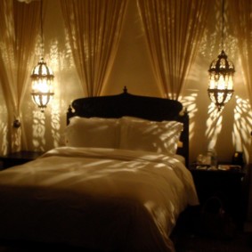 Illuminazione romantica in un'accogliente camera da letto