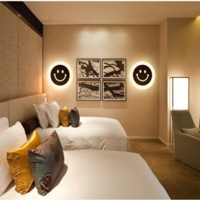 Moduliniai paveikslai miegamajame su dviem lovomis