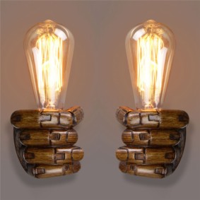 Lampu dinding dengan jari kayu